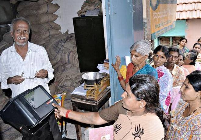 Action on shops with less than 50% grains distribution online | आॅनलाइन वाटप ५० टक्क्यांपेक्षा कमी असलेल्या दुकानांवर कारवाई Action on shops with less than 50% grains distribution online | आॅनलाइन वाटप ५० टक्क्यांपेक्षा कमी असलेल्या दुकानांवर कारवाई