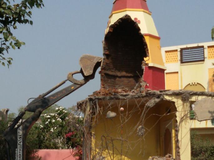 action stats on encroachment of religious places in Akot city | अकोट शहरात अतिक्रमण करून उभारलेली धार्मिक स्थळे हटविण्यास प्रारंभ
