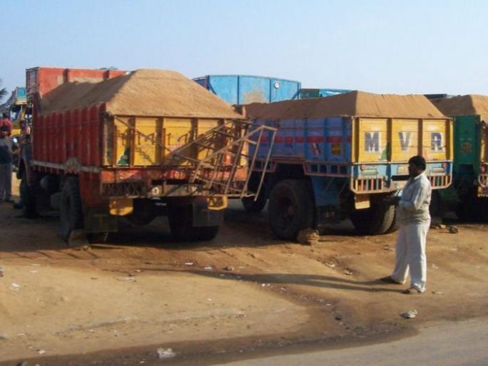 Nagpur police carry out a surgical strike and arrest sand smugglers | नागपूर पोलिसांनी सर्जिकल स्ट्राईक करून बांधल्या रेती तस्करांच्या मुसक्या Nagpur police carry out a surgical strike and arrest sand smugglers | नागपूर पोलिसांनी सर्जिकल स्ट्राईक करून बांधल्या रेती तस्करांच्या मुसक्या