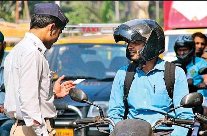 Action taken against 350 two-wheelers without helmets | हेल्मेट न घालणाऱ्या ३५० दुचाकीचालकांवर कारवाई Action taken against 350 two-wheelers without helmets | हेल्मेट न घालणाऱ्या ३५० दुचाकीचालकांवर कारवाई