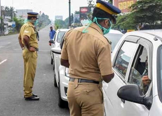 Action on vehicles for violation of rules | रस्ते नाकाबंदीमध्ये वाहनांवर कारवाई Action on vehicles for violation of rules | रस्ते नाकाबंदीमध्ये वाहनांवर कारवाई