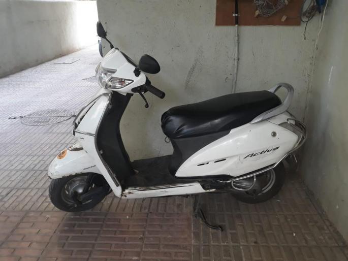 Irresponsible Traffic department ; they given another person two wheeler to other person | वाहतूक विभागाचा हलगर्जीपणा; एकाची गाडी दिली दुसऱ्यालाच Irresponsible Traffic department ; they given another person two wheeler to other person | वाहतूक विभागाचा हलगर्जीपणा; एकाची गाडी दिली दुसऱ्यालाच