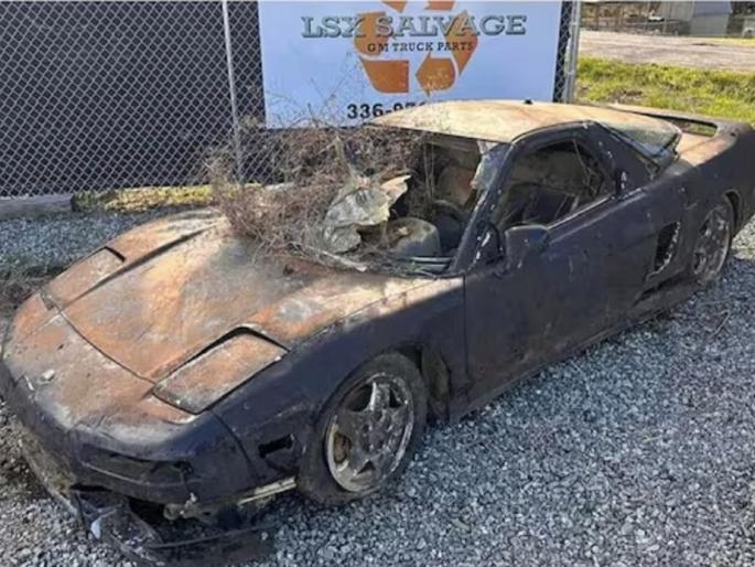 acura nsx sunk in river for 20 years sells for over 8000 dollars to be restored | 20 वर्षांनंतर नदीत सापडली बेपत्ता कार, आता लाखोंमध्ये विक्री, लवकरच रस्त्यावर धावताना दिसणार acura nsx sunk in river for 20 years sells for over 8000 dollars to be restored | 20 वर्षांनंतर नदीत सापडली बेपत्ता कार, आता लाखोंमध्ये विक्री, लवकरच रस्त्यावर धावताना दिसणार