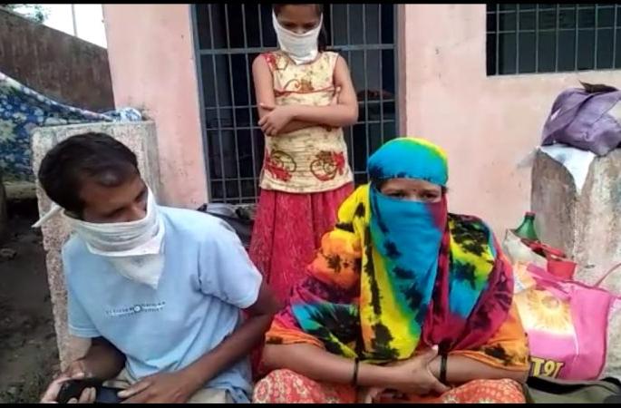 First quarantine, then take home ... The mother rejected the boy who had walked hundreds of kilometers | आधी क्वारंटाईन हो, मग घरात घेते... शेकडो किलोमीटर चालून आलेल्या मुलाला आईने नाकारले First quarantine, then take home ... The mother rejected the boy who had walked hundreds of kilometers | आधी क्वारंटाईन हो, मग घरात घेते... शेकडो किलोमीटर चालून आलेल्या मुलाला आईने नाकारले