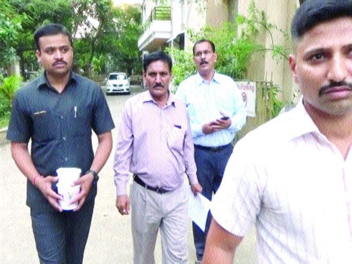 Incident in explosives, welfare in DPC office premises | डीपीसी कार्यालयाच्या आवारात स्फोटके, कल्याणमधील घटना Incident in explosives, welfare in DPC office premises | डीपीसी कार्यालयाच्या आवारात स्फोटके, कल्याणमधील घटना