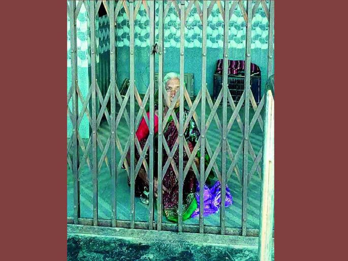 An elderly woman passenger got stuck in the toilet at the bus stand | सुरक्षारक्षकाने बंद केले चॅनल गेट, म्हातारी महिला प्रवासी अडकली बसस्थानकातील स्वच्छतागृहात An elderly woman passenger got stuck in the toilet at the bus stand | सुरक्षारक्षकाने बंद केले चॅनल गेट, म्हातारी महिला प्रवासी अडकली बसस्थानकातील स्वच्छतागृहात