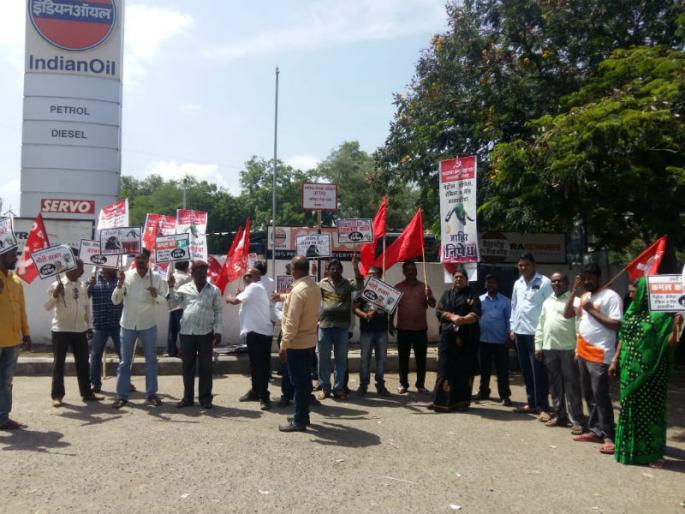 India's short-lived response to Solapur; 65 people including former MLAs arrested by police | भारत बंदला सोलापूरात अल्प प्रतिसाद ; माजी आमदारासह ६५ जणांना पोलीसांनी केले अटक India's short-lived response to Solapur; 65 people including former MLAs arrested by police | भारत बंदला सोलापूरात अल्प प्रतिसाद ; माजी आमदारासह ६५ जणांना पोलीसांनी केले अटक