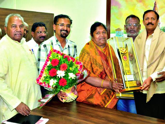 Solapur politics Harshhalla .. Guardian Minister felicitates; Congress escapes. Campaign opened against riot! | solapur politics; मास्तर हरखले.. पालकमंत्र्यांचा सत्कार करुन सरकले; कॉँग्रेस सटकली.. मारहाणविरोधात मोहीम उघडली ! Solapur politics Harshhalla .. Guardian Minister felicitates; Congress escapes. Campaign opened against riot! | solapur politics; मास्तर हरखले.. पालकमंत्र्यांचा सत्कार करुन सरकले; कॉँग्रेस सटकली.. मारहाणविरोधात मोहीम उघडली !