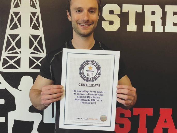 world record of adam sandel | चार वेळा विश्वविक्रम करणारा ‘प्रो. पुलअप्स’ world record of adam sandel | चार वेळा विश्वविक्रम करणारा ‘प्रो. पुलअप्स’