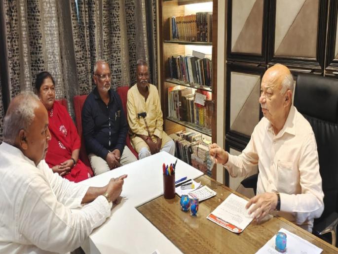 Adam Master met Sushil Kumar Shinde and made 'this' demand | आडम मास्तरांनी घेतली सुशीलकुमार शिंदेंची भेट अन् केली 'ही' मागणी Adam Master met Sushil Kumar Shinde and made 'this' demand | आडम मास्तरांनी घेतली सुशीलकुमार शिंदेंची भेट अन् केली 'ही' मागणी