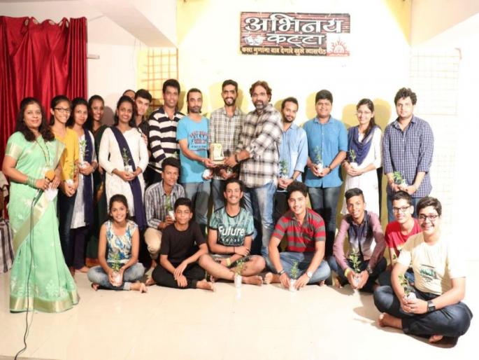 Presented by Adam Tadam Ekanika on Thane acting acting, the audience won the audience's minds | ठाण्यातील अभिनय कट्ट्यावर अडम तडम एकांकिका सादर, कलाकारांनी जिंकली प्रेक्षकांची मने Presented by Adam Tadam Ekanika on Thane acting acting, the audience won the audience's minds | ठाण्यातील अभिनय कट्ट्यावर अडम तडम एकांकिका सादर, कलाकारांनी जिंकली प्रेक्षकांची मने