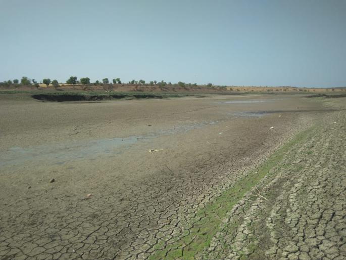 Adan river dry; watermelon, cucumber crops in denger | अडाण नदीपात्र कोरडे पडले; टरबुज, खरबुजासह काकडीची पिके संकटात Adan river dry; watermelon, cucumber crops in denger | अडाण नदीपात्र कोरडे पडले; टरबुज, खरबुजासह काकडीची पिके संकटात