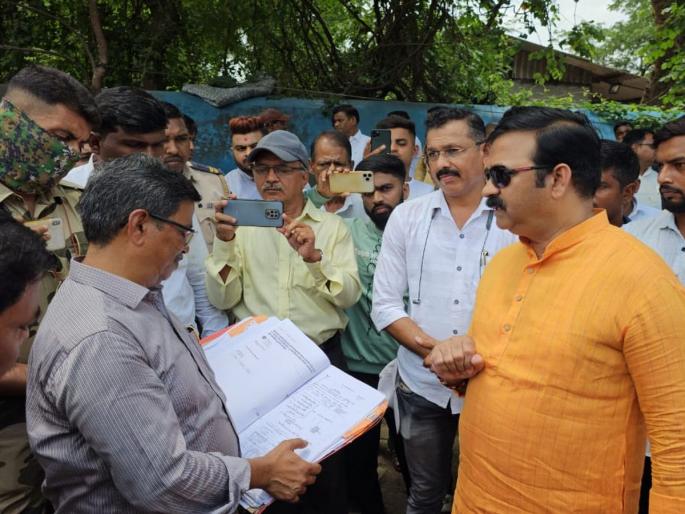 Attempt to start the road blocked by villagers from MIDC | ग्रामस्थांनी अडवलेला रस्ता एमआयडीसीकडून सुरू करण्याचा प्रयत्न Attempt to start the road blocked by villagers from MIDC | ग्रामस्थांनी अडवलेला रस्ता एमआयडीसीकडून सुरू करण्याचा प्रयत्न