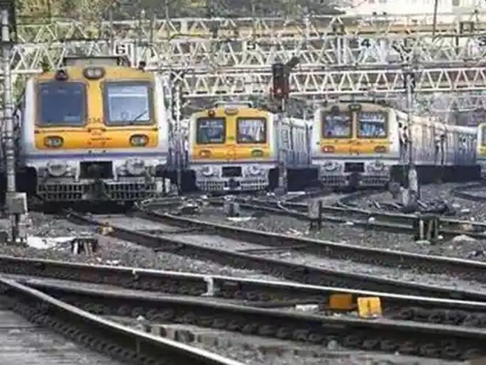 Harbour line Signal system malfunctioned, 40 locales cancelled on thursday | हार्बरवरील प्रवाशांचे बेहाल; सिग्नल यंत्रणा बिघडली, ४० लोकल रद्द झाल्या Harbour line Signal system malfunctioned, 40 locales cancelled on thursday | हार्बरवरील प्रवाशांचे बेहाल; सिग्नल यंत्रणा बिघडली, ४० लोकल रद्द झाल्या