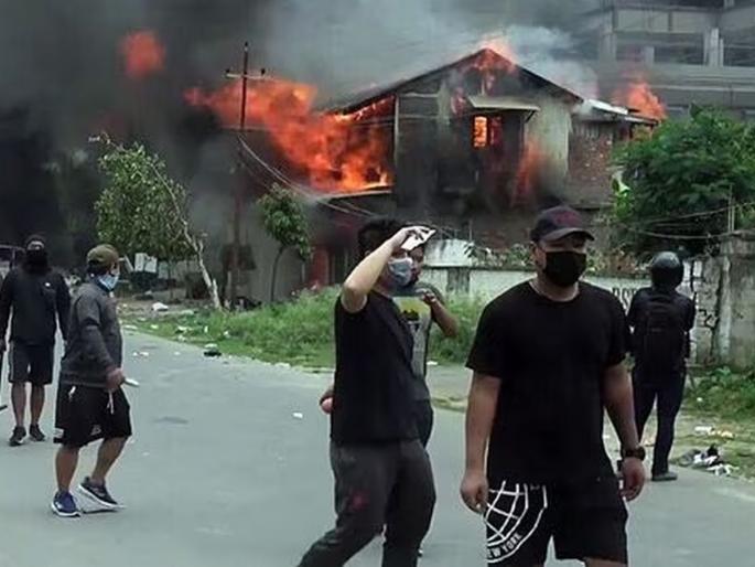 Violence resumes in Manipur, Army uses tear gas to disperse crowd | मणिपूरमध्ये पुन्हा हिंसाचार, जमावाला पांगवण्यासाठी लष्कराकडून अश्रुधुराचा वापर Violence resumes in Manipur, Army uses tear gas to disperse crowd | मणिपूरमध्ये पुन्हा हिंसाचार, जमावाला पांगवण्यासाठी लष्कराकडून अश्रुधुराचा वापर