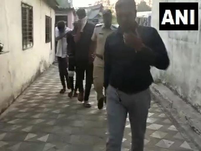 A minor girl was gang raped by Instagram friend, kolsewadi, thane Police arrest four people including a juvenile in Kalyan | अल्पवयीन तरुणीचा इंस्टाग्रामने घात केला; गर्लफ्रेंड भांडल्याचे सांगत मित्राने बोलावले, दोन दिवस सामुहिक बलात्कार A minor girl was gang raped by Instagram friend, kolsewadi, thane Police arrest four people including a juvenile in Kalyan | अल्पवयीन तरुणीचा इंस्टाग्रामने घात केला; गर्लफ्रेंड भांडल्याचे सांगत मित्राने बोलावले, दोन दिवस सामुहिक बलात्कार