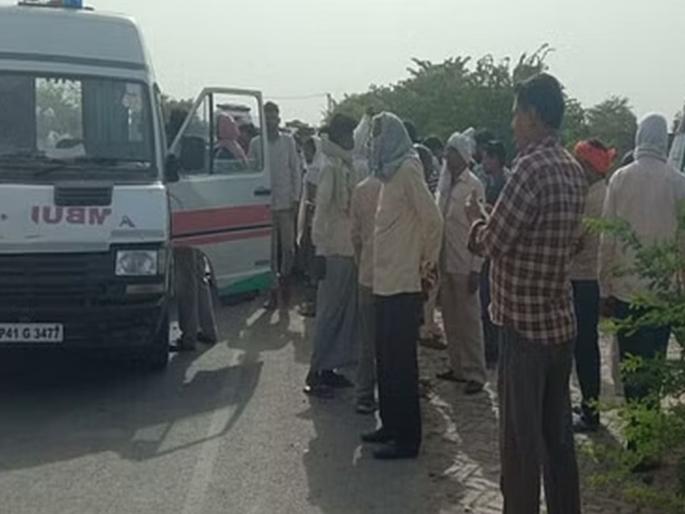 A terrible accident in Fatehpur in UP! Milk tanker-rickshaw collision, eight killed, two injured | फतेहपूरमध्ये भीषण अपघात! दुधाचा टँकर-रिक्षामध्ये टक्कर, आठ ठार, दोन जखमी A terrible accident in Fatehpur in UP! Milk tanker-rickshaw collision, eight killed, two injured | फतेहपूरमध्ये भीषण अपघात! दुधाचा टँकर-रिक्षामध्ये टक्कर, आठ ठार, दोन जखमी