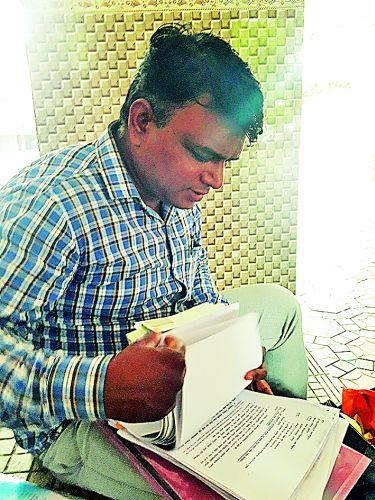 Extra Teacher's trail: For eight months without pay | अतिरिक्त शिक्षकाची फरफट : आठ महिन्यापासून वेतनाविना