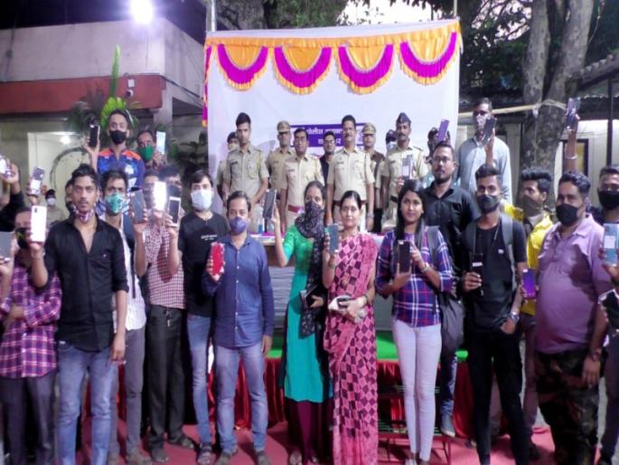 Kongaon police return stolen mobile phones worth around Rs 6.5 lakh to citizens | कोनगाव पोलिसांनी चोरीस गेलेले सुमारे साडेसहा लाख किमतीचे मोबाईल नागरीकांना केले परत Kongaon police return stolen mobile phones worth around Rs 6.5 lakh to citizens | कोनगाव पोलिसांनी चोरीस गेलेले सुमारे साडेसहा लाख किमतीचे मोबाईल नागरीकांना केले परत