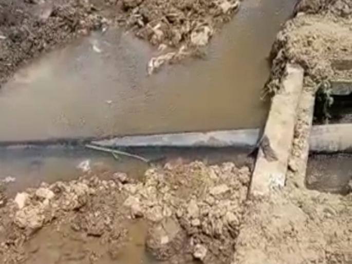 Surya river aqueduct supplying water to Vasai East and West bursts for the second time at Gokhivare Chinchpada | वसई पूर्व पश्चिम भागाला पाणीपुरवठा करणारी सूर्याची मुख्य जलवाहीनी गोखीवरे चिंचपाडा येथे पुन्हा दुसऱ्यांदा फुटली Surya river aqueduct supplying water to Vasai East and West bursts for the second time at Gokhivare Chinchpada | वसई पूर्व पश्चिम भागाला पाणीपुरवठा करणारी सूर्याची मुख्य जलवाहीनी गोखीवरे चिंचपाडा येथे पुन्हा दुसऱ्यांदा फुटली