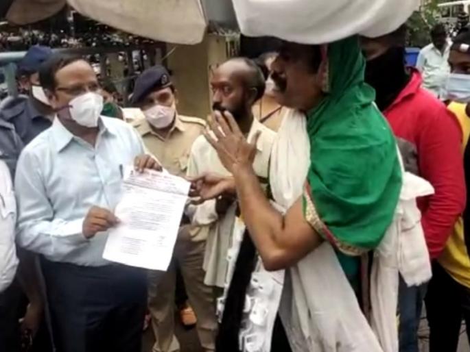 Gurgunda agitation of labor leaders in front of Ulhasnagar Municipal Corporation; Demand for cancellation of contract of contract workers |  उल्हासनगर महापालिका समोर कामगार नेत्यांचे गुरगुंडा आंदोलन; कंत्राटी कामगारांचा ठेका रद्द करण्याची मागणी Gurgunda agitation of labor leaders in front of Ulhasnagar Municipal Corporation; Demand for cancellation of contract of contract workers |  उल्हासनगर महापालिका समोर कामगार नेत्यांचे गुरगुंडा आंदोलन; कंत्राटी कामगारांचा ठेका रद्द करण्याची मागणी