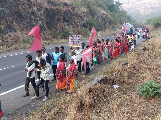Adivasi farmers of Igatpuri march on Ministry mumbai; Warning of self-immolation if justice is not served | इगतपुरीतील आदिवासी शेतकऱ्यांचा मंत्रालयावर मोर्चा; न्याय न मिळाल्यास आत्मदहन करण्याचा इशारा Adivasi farmers of Igatpuri march on Ministry mumbai; Warning of self-immolation if justice is not served | इगतपुरीतील आदिवासी शेतकऱ्यांचा मंत्रालयावर मोर्चा; न्याय न मिळाल्यास आत्मदहन करण्याचा इशारा