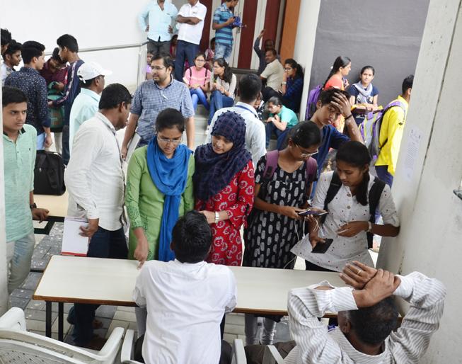 The server of the portal launched by 'CET' became a server | ‘सीईटी’ने सुरू केलेलं पोर्टलचं सर्व्हर झालं डाऊन The server of the portal launched by 'CET' became a server | ‘सीईटी’ने सुरू केलेलं पोर्टलचं सर्व्हर झालं डाऊन