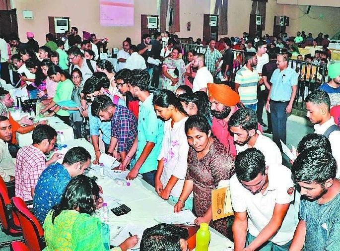 Maratha, due to economic reservation, reduces in house quota by 10 percent, 23,000 seats in eleventh space in Nashik | मराठा, आर्थिक आरक्षणामुळे इनहाऊस कोट्यात १० टक्के कपात, नाशकात अकरावीच्या २३ हजार जागा