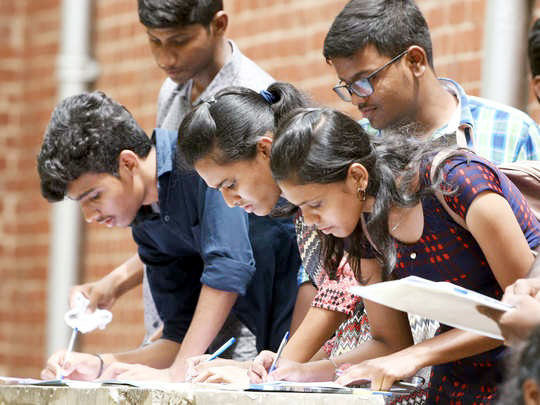The ‘cut off’ of the eleventh entry slipped; The number of admission applications halved | अकरावी प्रवेशाची ‘कट ऑफ’ घसरली; प्रवेश अर्ज संख्या निम्म्याने घटली The ‘cut off’ of the eleventh entry slipped; The number of admission applications halved | अकरावी प्रवेशाची ‘कट ऑफ’ घसरली; प्रवेश अर्ज संख्या निम्म्याने घटली