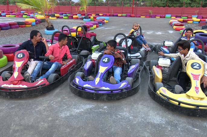 Smart City's Adventure Park raises dust in the dust | स्मार्ट सिटीने साडेचार कोटी रुपये खर्चून उभारलेले सोलापुरातील अॅडव्हेंचर पार्क धूळखात Smart City's Adventure Park raises dust in the dust | स्मार्ट सिटीने साडेचार कोटी रुपये खर्चून उभारलेले सोलापुरातील अॅडव्हेंचर पार्क धूळखात