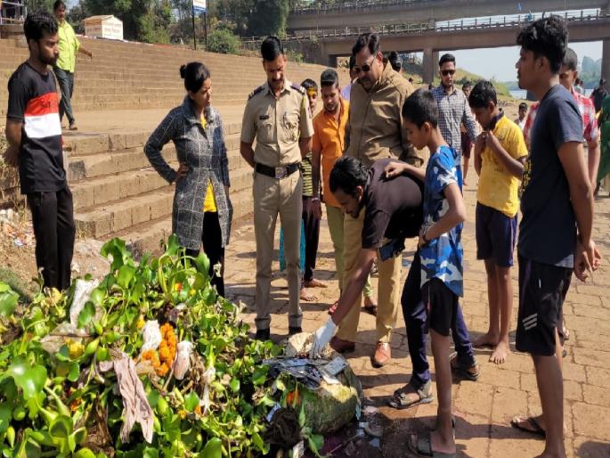 Sacks full of Aadhaar cards found in Panchganga river in Ichalkaranji Kolhapur | पंचगंगा नदीत आढळले आधारकार्डांनी भरलेले पोते, कोल्हापुरातील इचलकरंजीत उडाली खळबळ Sacks full of Aadhaar cards found in Panchganga river in Ichalkaranji Kolhapur | पंचगंगा नदीत आढळले आधारकार्डांनी भरलेले पोते, कोल्हापुरातील इचलकरंजीत उडाली खळबळ
