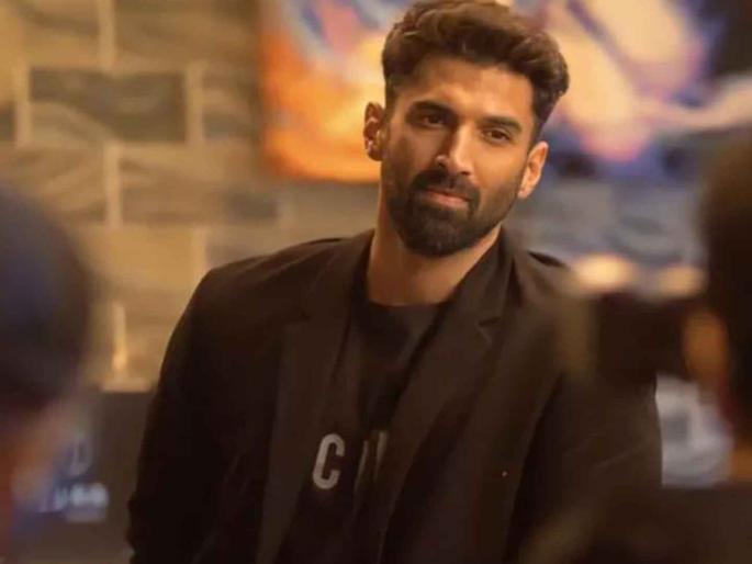 aditya roy kapur s bandra house a stranger woman crashed into aditya roy kapoor s house arrested | आदित्य रॉय कपूरच्या घरी गिफ्ट्स घेऊन पोहोचली अज्ञात महिला, दरवाजाची बेल वाजवली अन्... aditya roy kapur s bandra house a stranger woman crashed into aditya roy kapoor s house arrested | आदित्य रॉय कपूरच्या घरी गिफ्ट्स घेऊन पोहोचली अज्ञात महिला, दरवाजाची बेल वाजवली अन्...