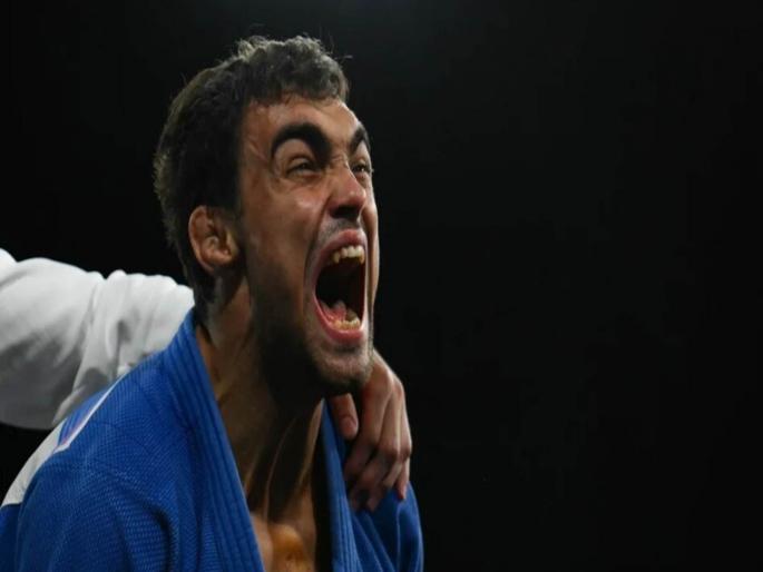 Paris Olympics 2024 Moldova player injured after jumped in joy after winning medal | ऑलिम्पिक पदक जिंकल्यानंतर खेळाडूने आनंदात मारली उडी; खाली बसताच निखळला खांदा Paris Olympics 2024 Moldova player injured after jumped in joy after winning medal | ऑलिम्पिक पदक जिंकल्यानंतर खेळाडूने आनंदात मारली उडी; खाली बसताच निखळला खांदा