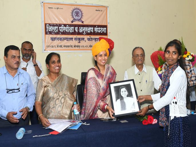 Rukmini Manjunath Rathod, an 18-year-old girl from a child welfare complex in Kolhapur, got the opportunity to pose for a picture in the publicity campaign of the Beti Bachao, Beti Padhao campaign | Kolhapur: बालकल्याण संकुलातील ‘रुक्मिणी’ झळकणार राज्यभर; ‘बेटी बचाओ, बेटी पढाओ’ अभियानाच्या प्रसिद्धी मोहिमेत चित्र काढण्याची मिळाली संधी Rukmini Manjunath Rathod, an 18-year-old girl from a child welfare complex in Kolhapur, got the opportunity to pose for a picture in the publicity campaign of the Beti Bachao, Beti Padhao campaign | Kolhapur: बालकल्याण संकुलातील ‘रुक्मिणी’ झळकणार राज्यभर; ‘बेटी बचाओ, बेटी पढाओ’ अभियानाच्या प्रसिद्धी मोहिमेत चित्र काढण्याची मिळाली संधी