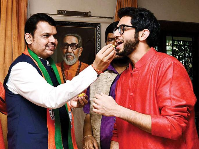 Fadnavis called Crop Insurance benefi but Aditya Thackeray claims Farmers cheat | पीकविमा: फडणवीस म्हणतात फायदा; तर आदित्य ठाकरेंचा फसवणूक झाल्याचा दावा Fadnavis called Crop Insurance benefi but Aditya Thackeray claims Farmers cheat | पीकविमा: फडणवीस म्हणतात फायदा; तर आदित्य ठाकरेंचा फसवणूक झाल्याचा दावा