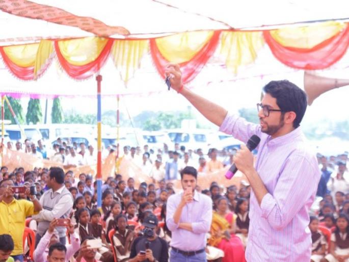 yuva sena president aditya thackeray escapes from the accident in kolhapur | आदित्य ठाकरेंच्या कार्यक्रमात थोडक्यात टळला अपघात yuva sena president aditya thackeray escapes from the accident in kolhapur | आदित्य ठाकरेंच्या कार्यक्रमात थोडक्यात टळला अपघात