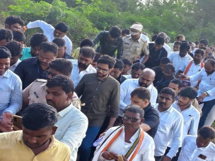 Aditya Thackeray's demand to accept farmers' complaints online as well as offline | शेतकऱ्यांच्या तक्रारी ऑनलाइनसह ऑफलाइनही स्वीकारण्याची आदित्य ठाकरेंची मागणी Aditya Thackeray's demand to accept farmers' complaints online as well as offline | शेतकऱ्यांच्या तक्रारी ऑनलाइनसह ऑफलाइनही स्वीकारण्याची आदित्य ठाकरेंची मागणी