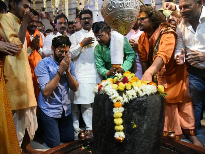 Aditya Thackeray visited Shri Rajarajeshwar Temple | आदित्य ठाकरेंनी घेतले श्री राजराजेश्वराचे दर्शन Aditya Thackeray visited Shri Rajarajeshwar Temple | आदित्य ठाकरेंनी घेतले श्री राजराजेश्वराचे दर्शन