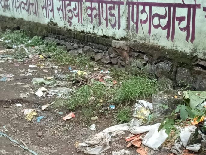Adivali Dhokli District in Thane District There is an empire of garbage in the school premises | अडिवली ढोकळी जि.प. शाळेच्या परिसरात कचऱ्याचे साम्राज्य! Adivali Dhokli District in Thane District There is an empire of garbage in the school premises | अडिवली ढोकळी जि.प. शाळेच्या परिसरात कचऱ्याचे साम्राज्य!