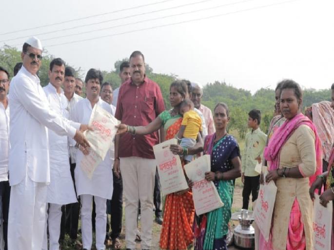 MLA Gopichand Padalkar celebrated brotherhood with tribal sisters | आमदार पडळकरांनी आदिवासी भगिनींच्या समवेत साजरी केली भाऊबीज MLA Gopichand Padalkar celebrated brotherhood with tribal sisters | आमदार पडळकरांनी आदिवासी भगिनींच्या समवेत साजरी केली भाऊबीज