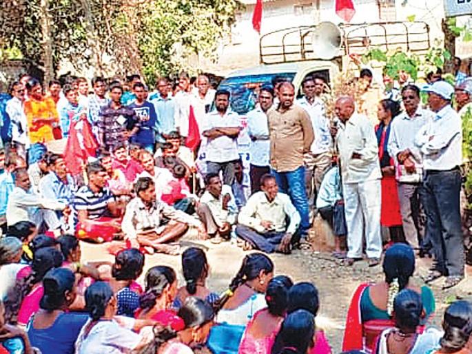 Opposition against the landslide of tribals; The charges against the police | आदिवासींच्या जमिनी लाटल्या विरोधात मोर्चा; पोलिसांवरही आरोप