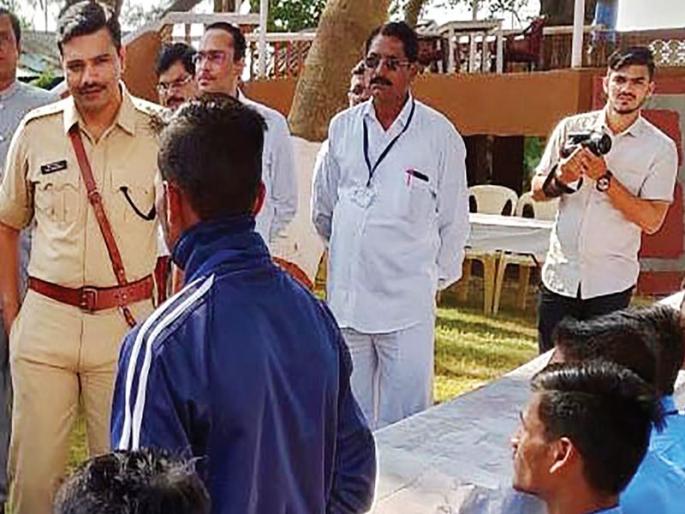 Tribal students communicate with District Collector | आदिवासी विद्यार्थ्यांचा जिल्हाधिकाऱ्यांशी संवाद Tribal students communicate with District Collector | आदिवासी विद्यार्थ्यांचा जिल्हाधिकाऱ्यांशी संवाद