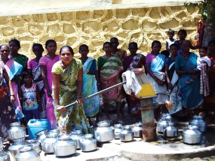 Tribal wards dry; Women's Footpath | आदिवासीपाड्यांच्या घशाला कोरड; हंडाभर पाण्यासाठी महिलांची पायपीट Tribal wards dry; Women's Footpath | आदिवासीपाड्यांच्या घशाला कोरड; हंडाभर पाण्यासाठी महिलांची पायपीट