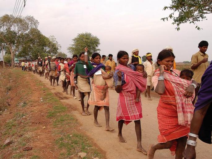 The department rushed to the aid of the tribals and the project officer started working | CoronaVirus News in Raigad: आदिवासींच्या मदतीसाठी विभाग सरसावला, प्रकल्प अधिकारी लागले कामाला
