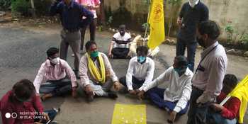 Tribals protest against tribal division | आदिवासींनी केला आदिवासी विभागाचा निषेध Tribals protest against tribal division | आदिवासींनी केला आदिवासी विभागाचा निषेध
