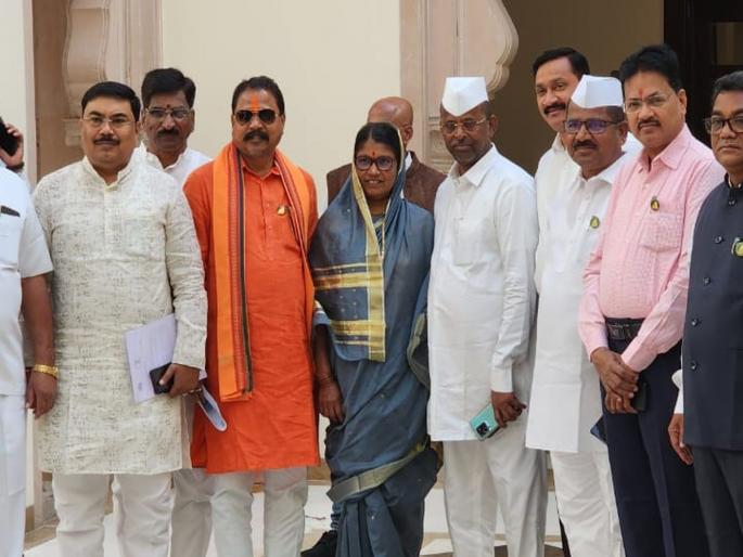 A delegation of tribal MLAs to meet the President to avoid mace on reservation | आरक्षणावर गदा नको म्हणून आदिवासी आमदारांचे शिष्टमंडळ राष्ट्रपतींच्या भेटीला A delegation of tribal MLAs to meet the President to avoid mace on reservation | आरक्षणावर गदा नको म्हणून आदिवासी आमदारांचे शिष्टमंडळ राष्ट्रपतींच्या भेटीला