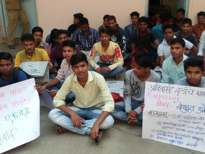 'Non-stop' fasting of the children of tribal hostels in the city | नगरमध्ये आदिवासी वसतिगृहातील मुलांचे ‘अन्यत्याग’ उपोषण 'Non-stop' fasting of the children of tribal hostels in the city | नगरमध्ये आदिवासी वसतिगृहातील मुलांचे ‘अन्यत्याग’ उपोषण