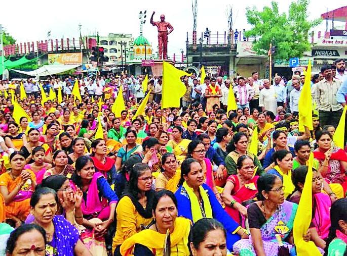 Adiwasi Halaba sangharsha Yatra shows hot tempered | आदिवासी हलबांच्या संघर्ष यात्रेने दाखविले उग्र रूप