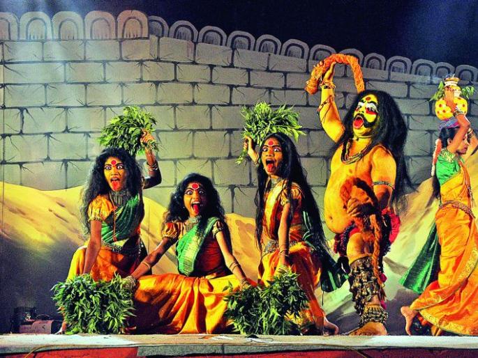 Nagpur plays in tribal art and folk music | आदिवासी कला आणि लोकसंगीतात रंगले नागपूर Nagpur plays in tribal art and folk music | आदिवासी कला आणि लोकसंगीतात रंगले नागपूर