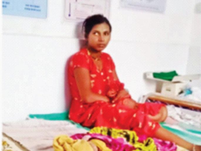 Two from the Shinde group, one from the NCP, one minister from the Centre, still more tribal women gave birth on the road | शिंदे गटाचे दोन, राष्ट्रवादीचे एक, केंद्रातले एक मंत्री, तरीही आदिवासी महिलेची झाली भर रस्त्यात प्रसूती Two from the Shinde group, one from the NCP, one minister from the Centre, still more tribal women gave birth on the road | शिंदे गटाचे दोन, राष्ट्रवादीचे एक, केंद्रातले एक मंत्री, तरीही आदिवासी महिलेची झाली भर रस्त्यात प्रसूती